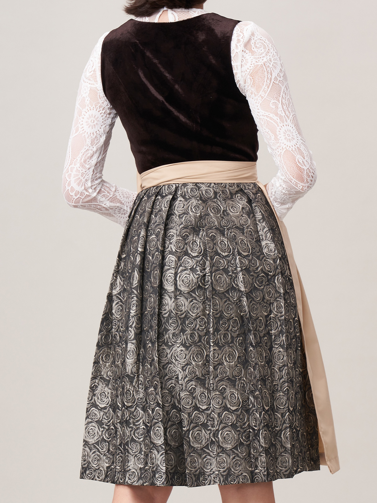 Dirndl mit Herzausschnitt in Braun