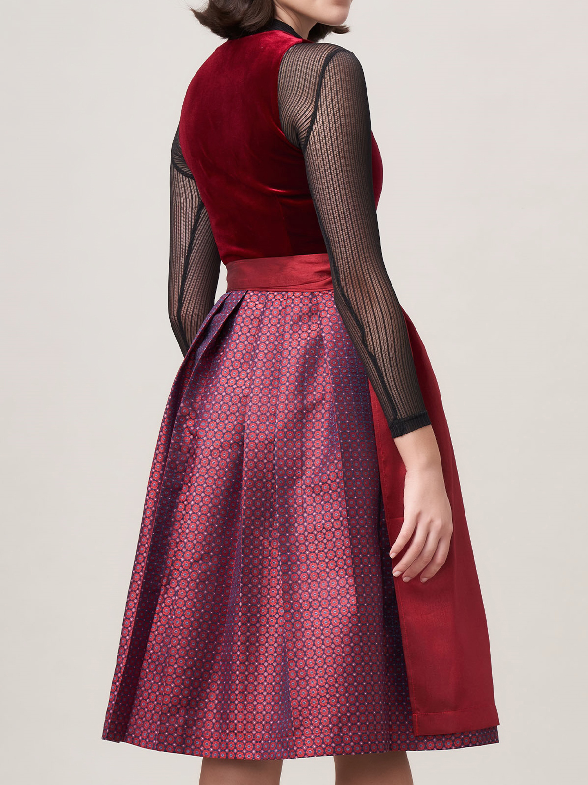 Dirndl kurz in Rot – stilvoll und feminin
