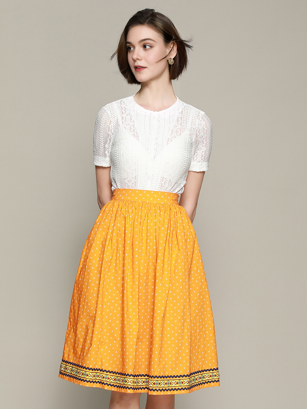 Traditionelles Dirndl in Rot