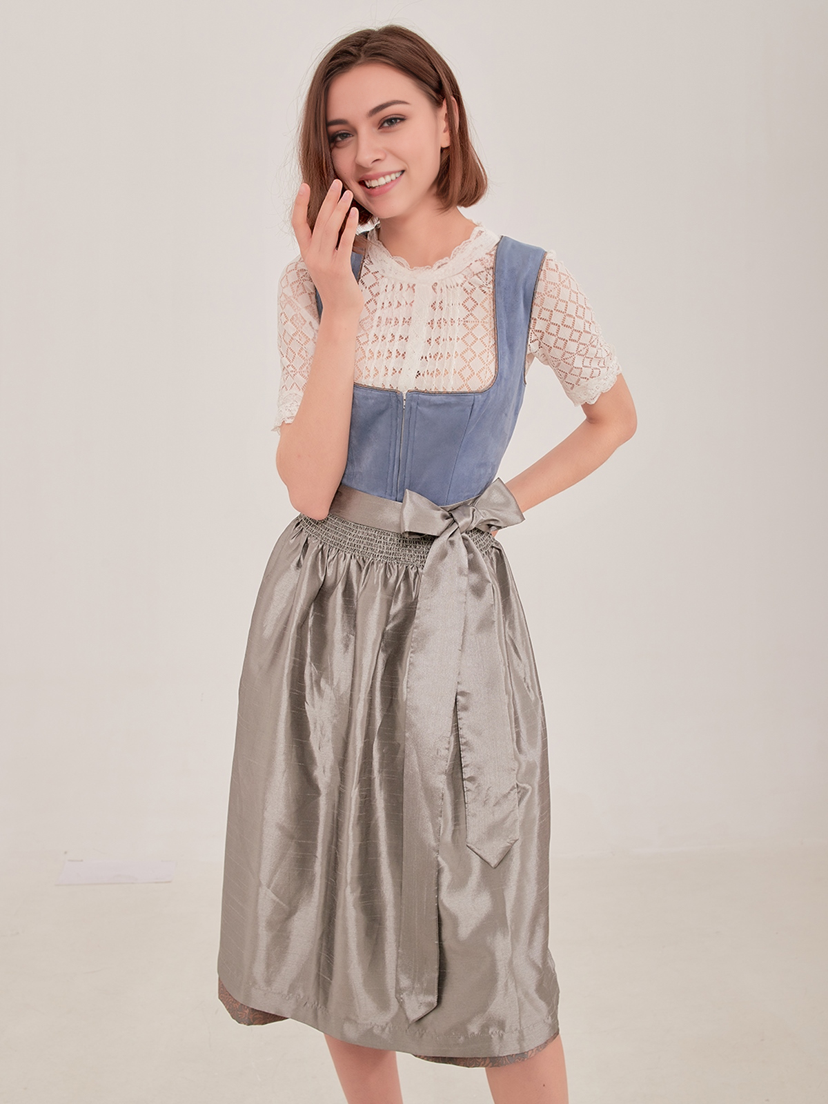 Dirndl mit tiefem Ausschnitt in Blau