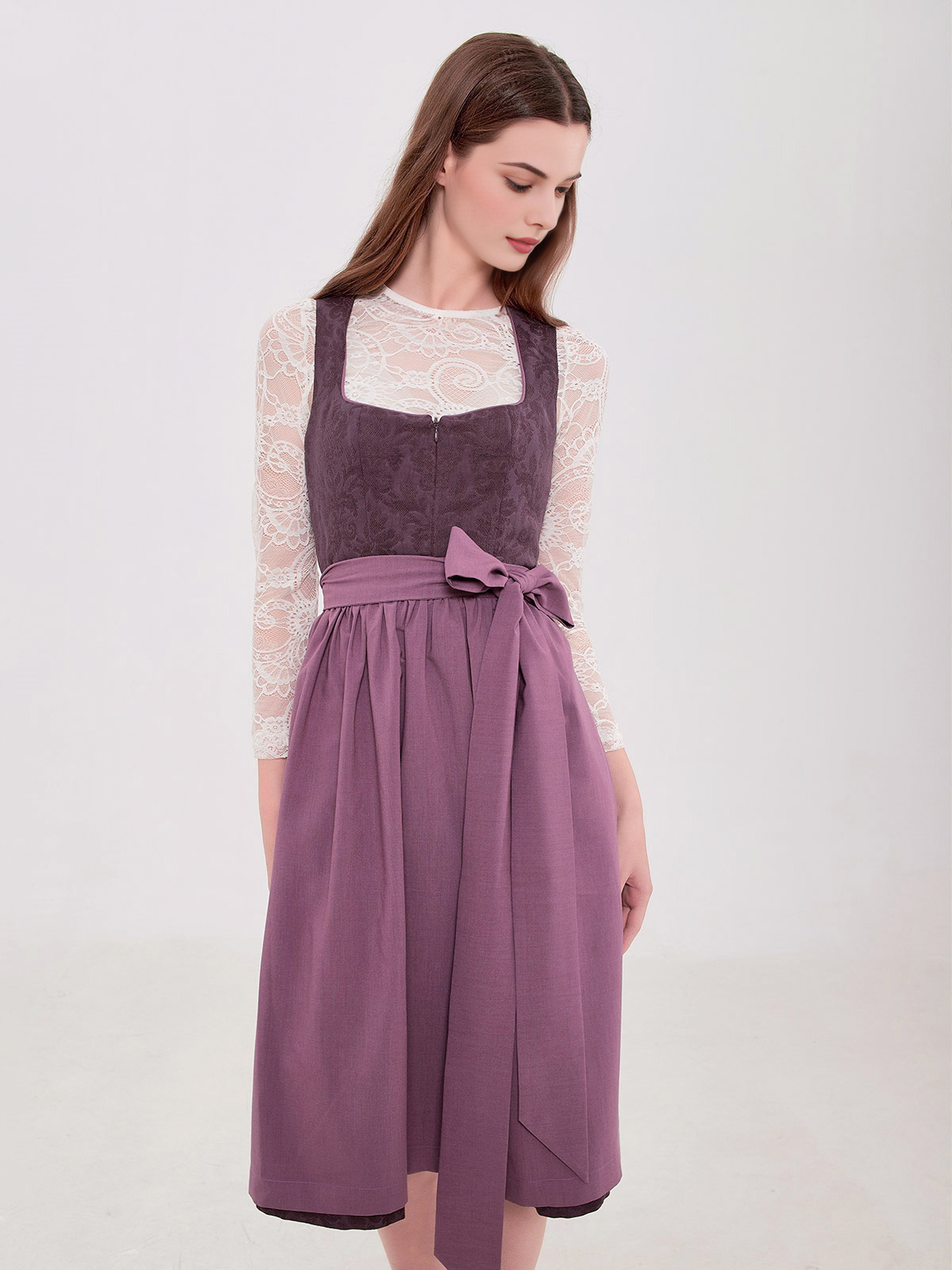 Ein elegantes Dirndl in grau-blau, perfekt für festliche Anlässe