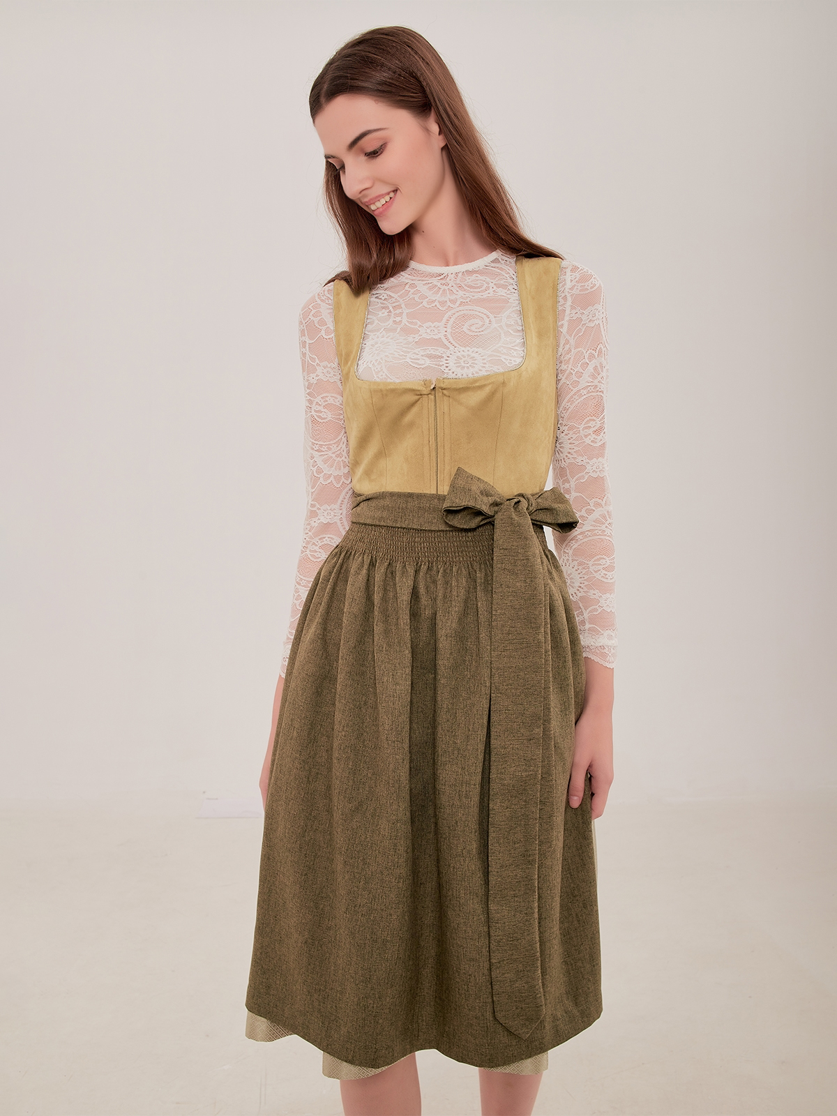 Elegantes grünes Dirndl mit monochromem Look