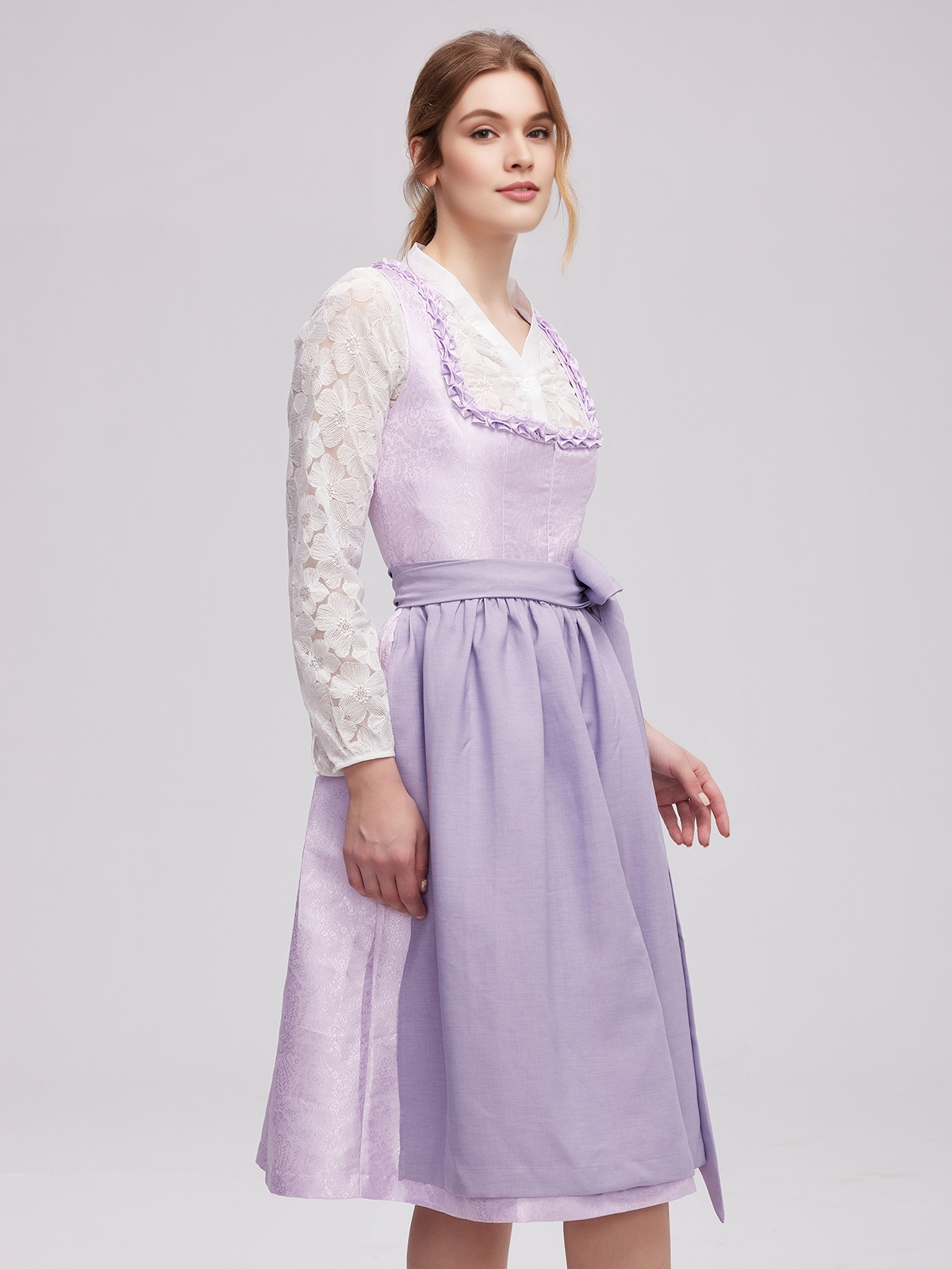 Dirndl Midi Schwarz Rot in eleganter Pose