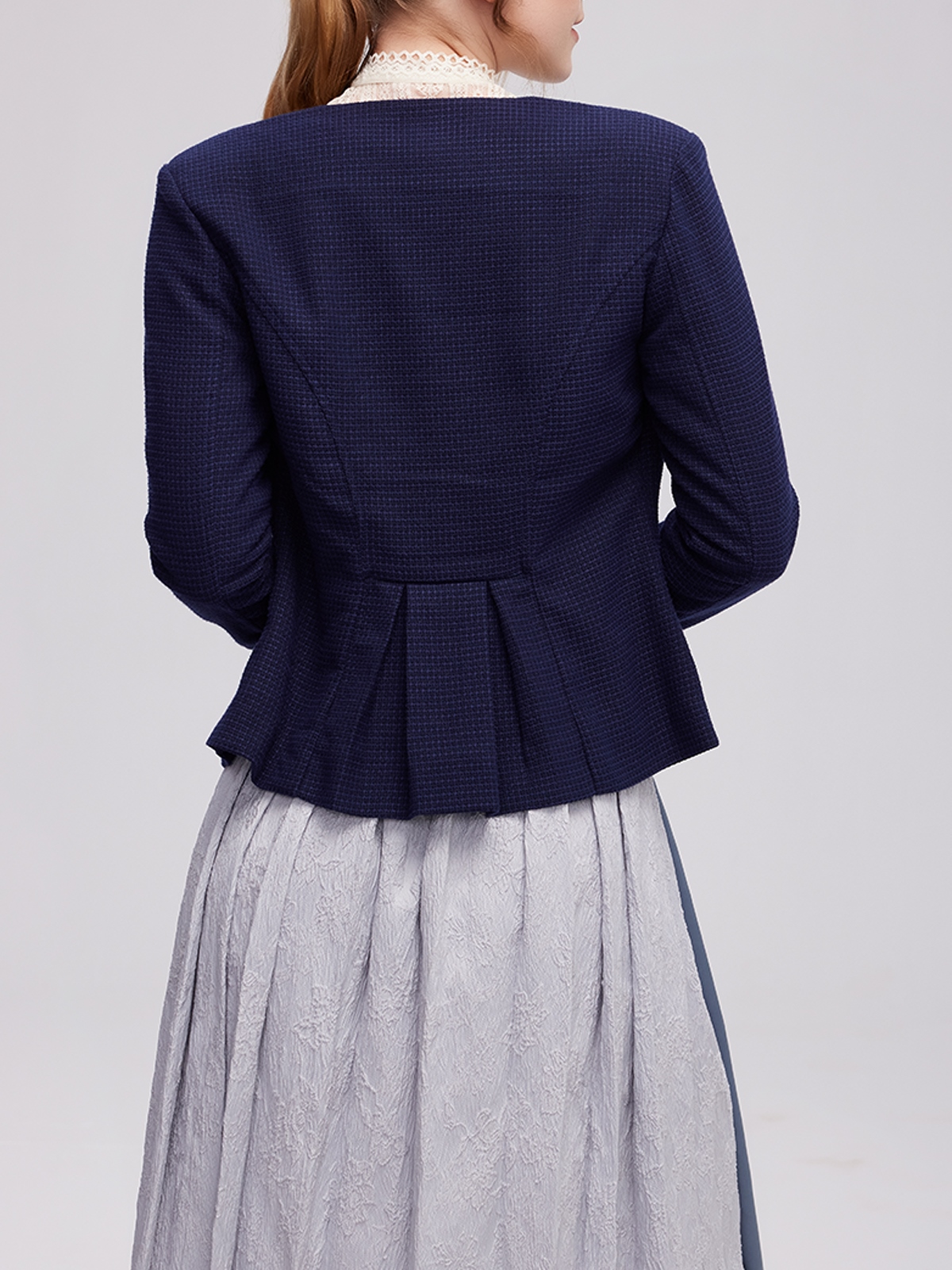 Modernes Dirndl in Blau mit innovativem Schnitt