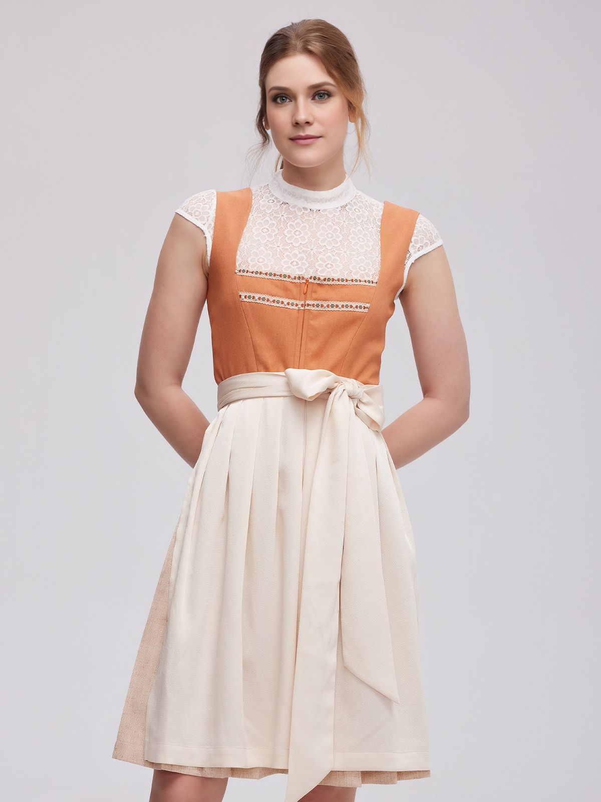 Traditionelles orange Dirndl mit modernem Schnitt