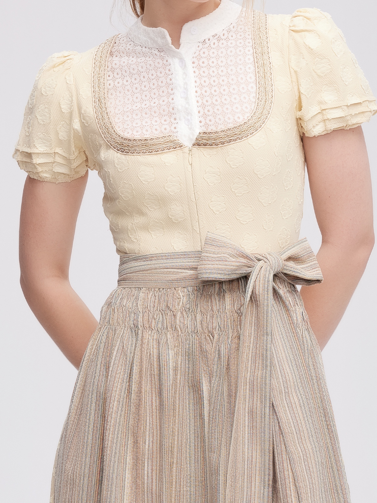 Dirndl in lila-schwarzer Kombination