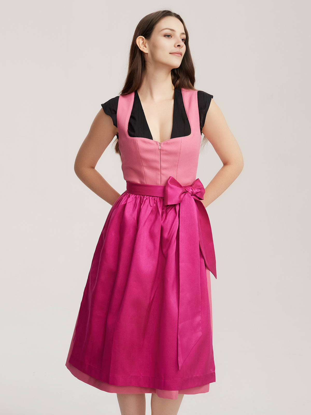 Dirndl in Pink mit floralen Details
