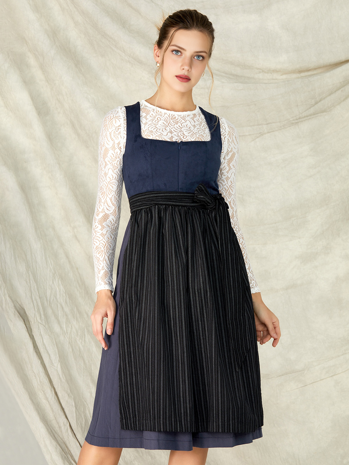 Dirndl schlicht blau mit eleganter Bluse