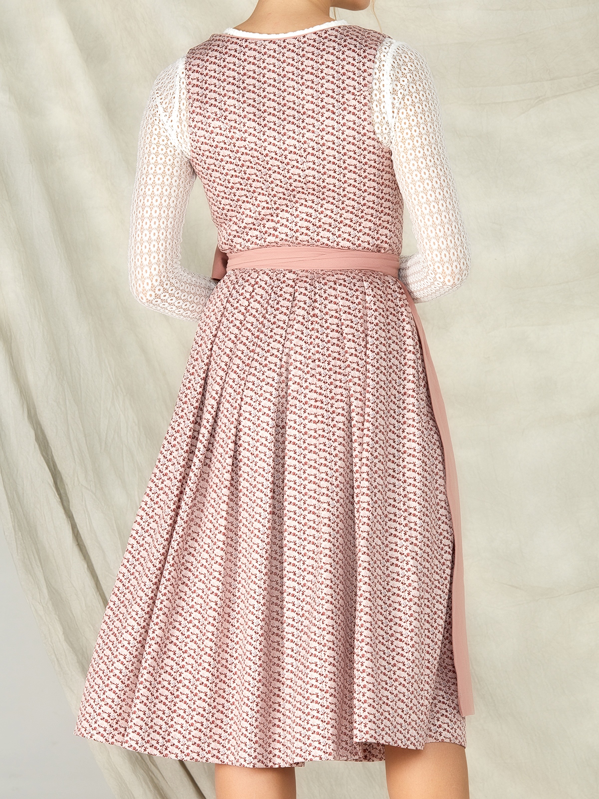 Elegantes schwarzes Dirndl mit modernem Schnitt