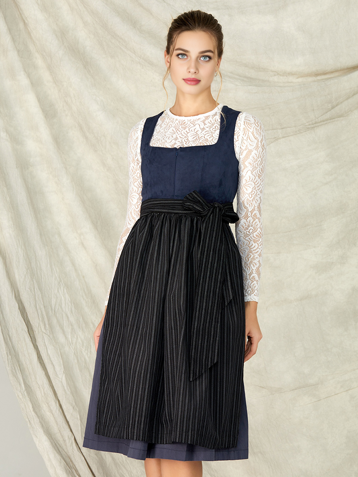 Dirndl in Blau mit floralen Details