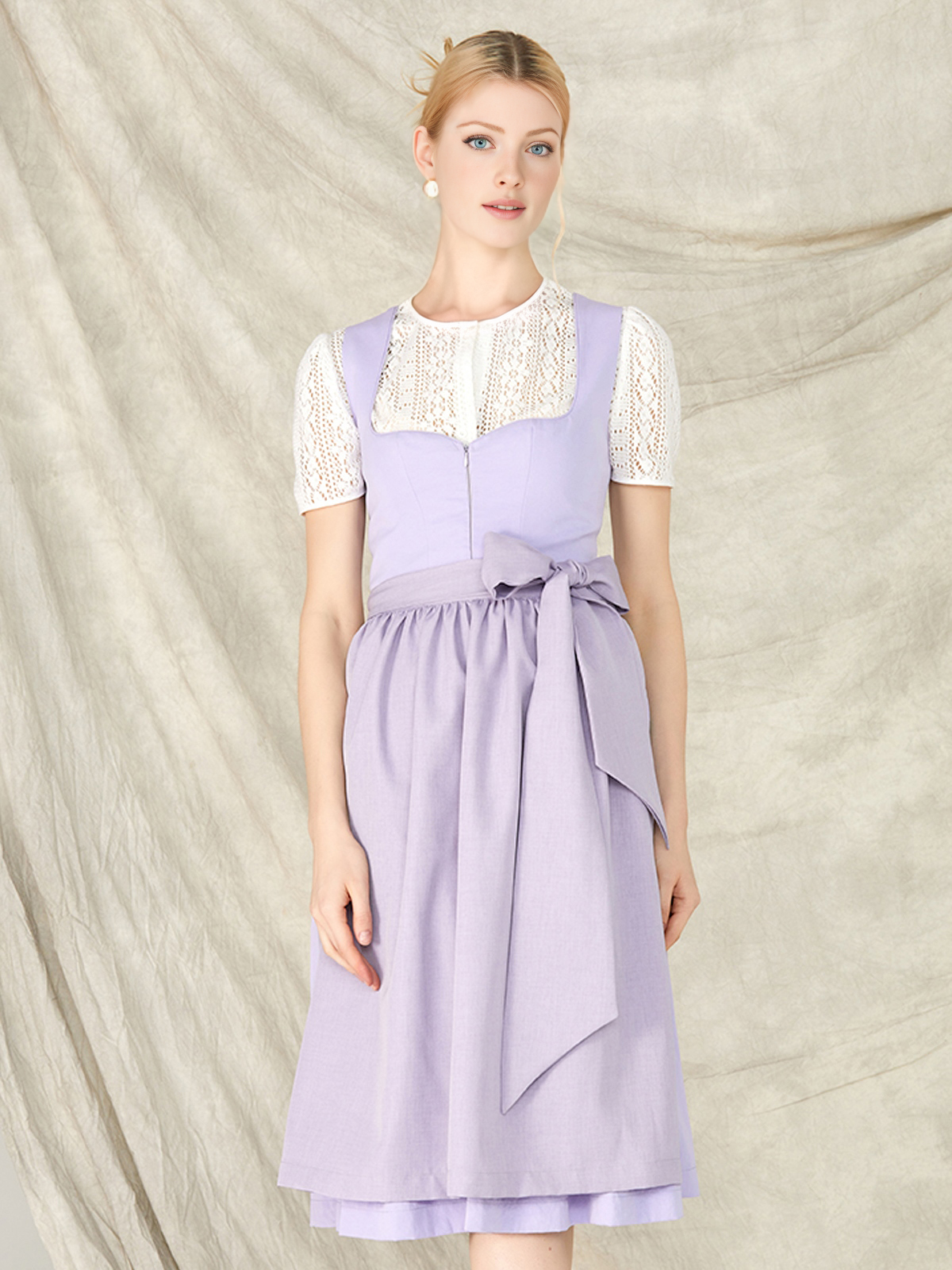 Marineblaues Dirndl mit floralen Details