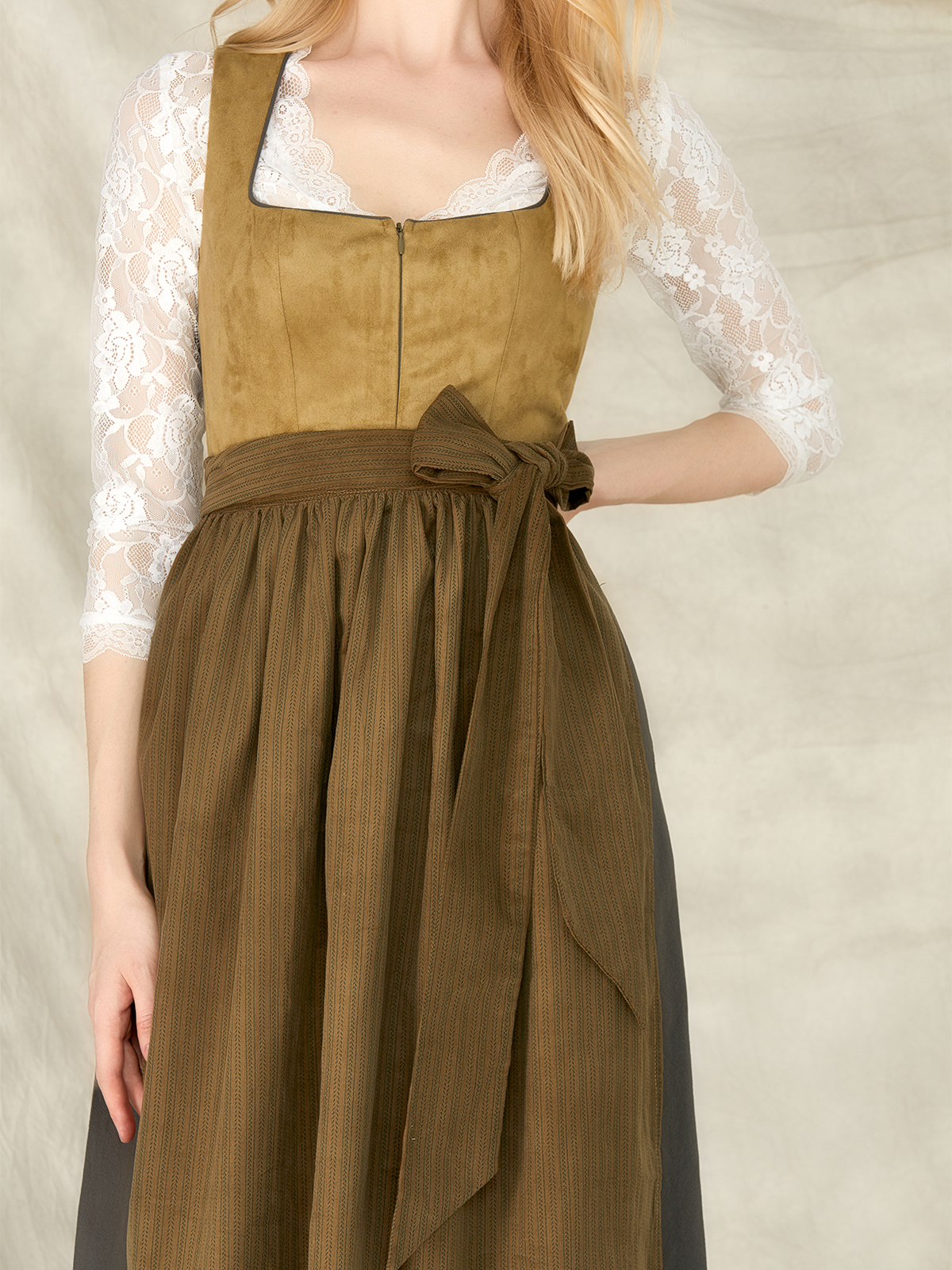 Dirndl in Grün mit floralen Details