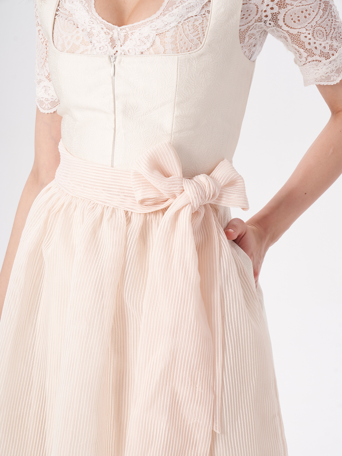 Dunkles Dirndl in Beige – zeitlos und stilvoll