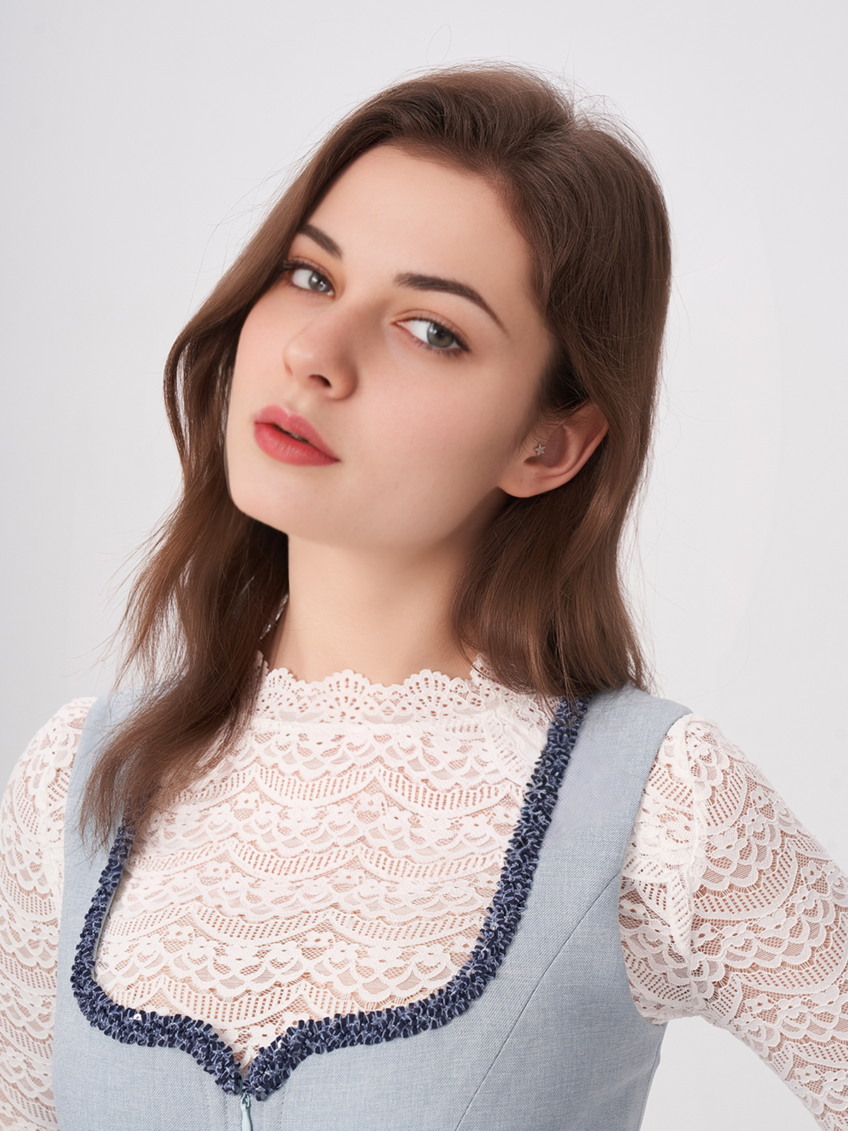 Modernes samtdirndl blau mit schmaler Taille und raffiniertem Schnitt
