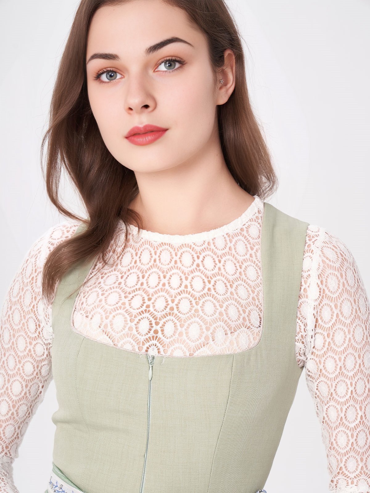 Ein grünes Dirndl mit floralen Details