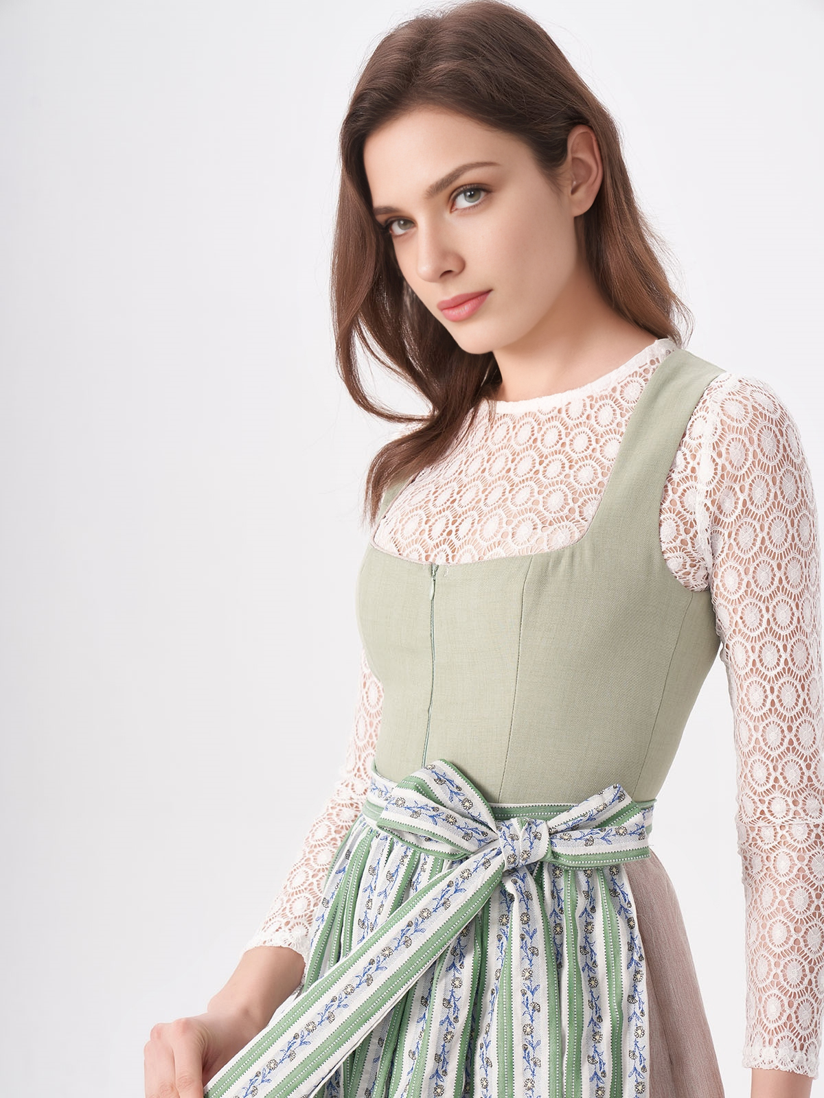 Ein grünes Dirndl mit floralen Details – ein Kontrast zum klassischen schwarzen Samt-Dirndl, aber ebenso stilvoll.