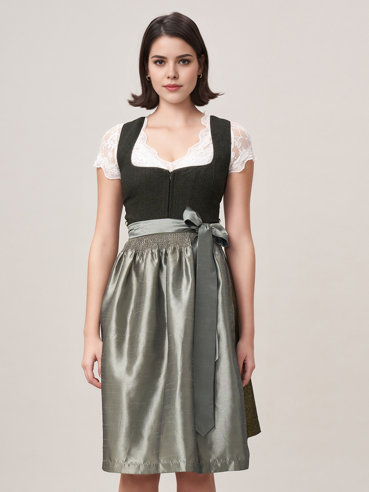 Moderne Dirndlbluse in Grün mit hochgeschlossenem Kragen