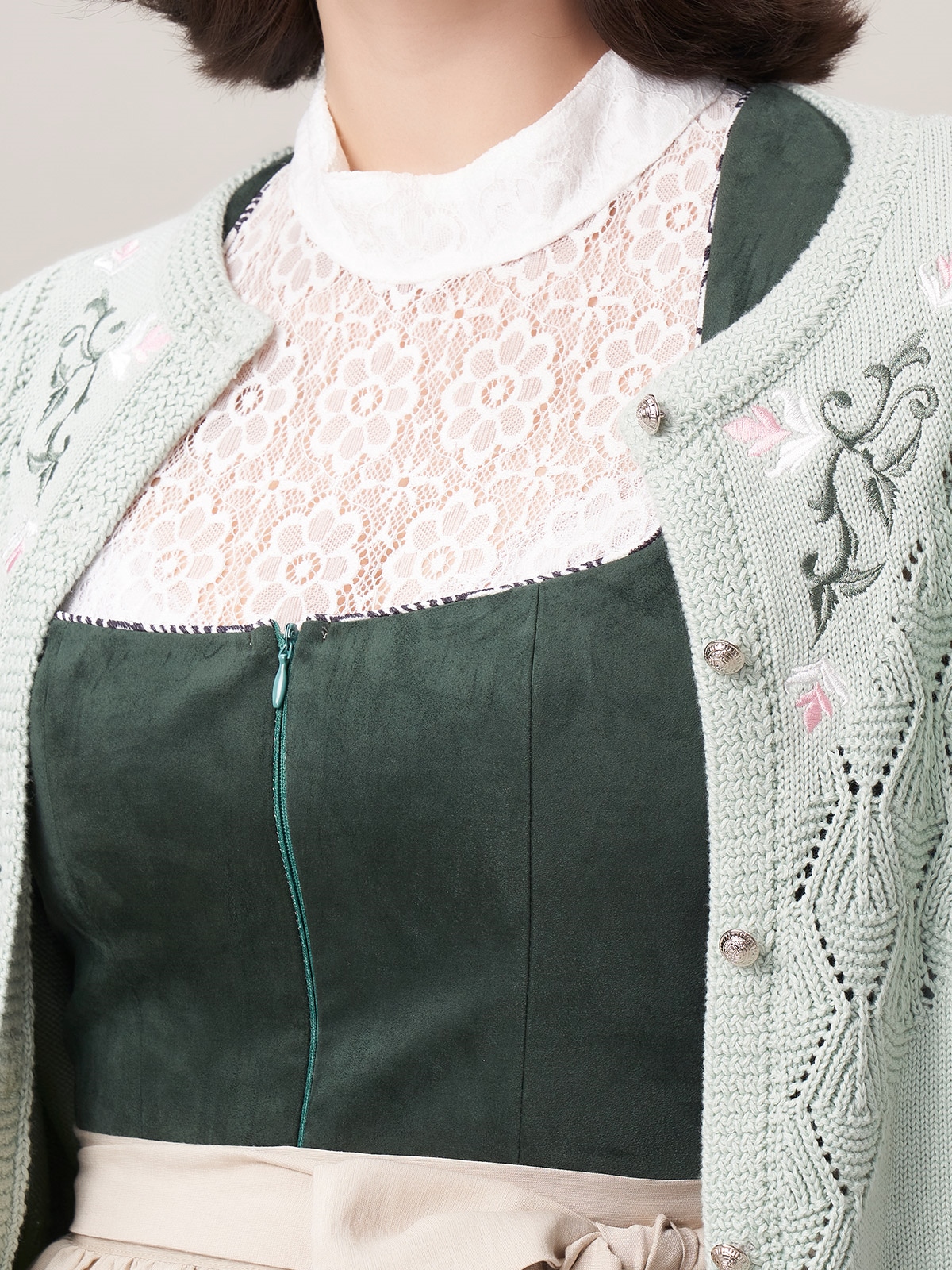 Modernes grünes Dirndl mit raffinierten Details