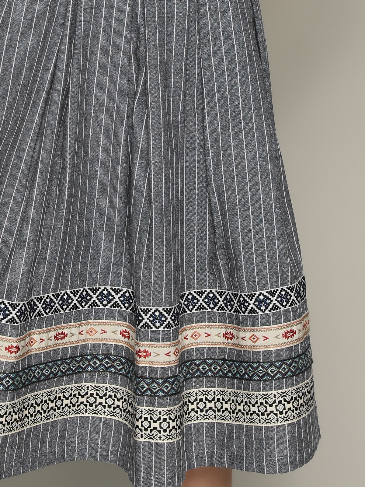 Dirndl Salbeigrün mit grauem Rock