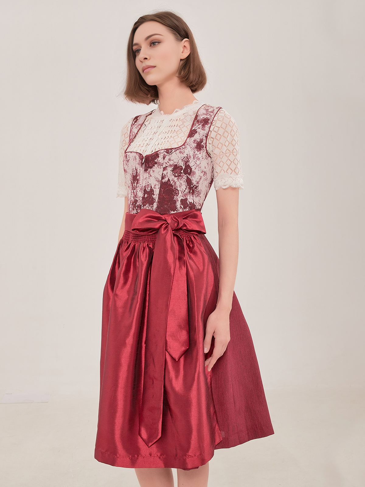 Dirndl in Rot – perfekt für jede Figur