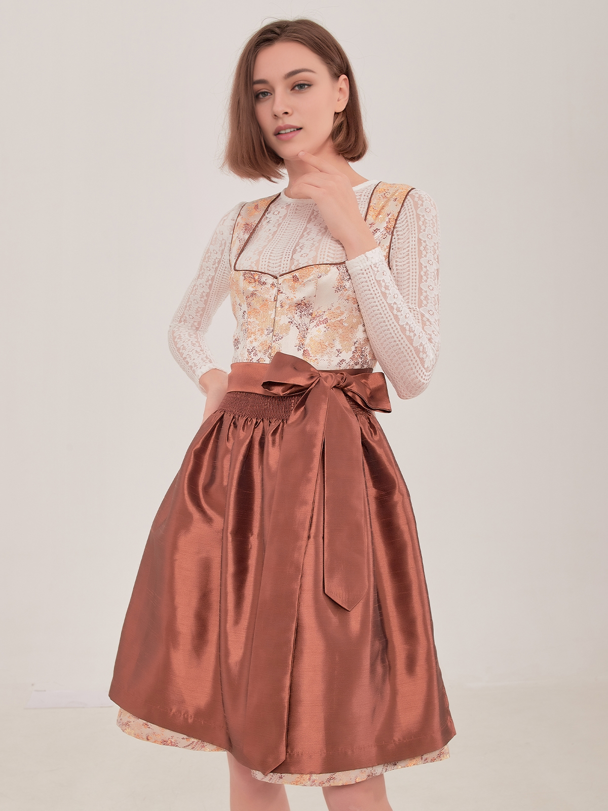 Modernes dunkelrotes Dirndl mit eleganter Silhouette