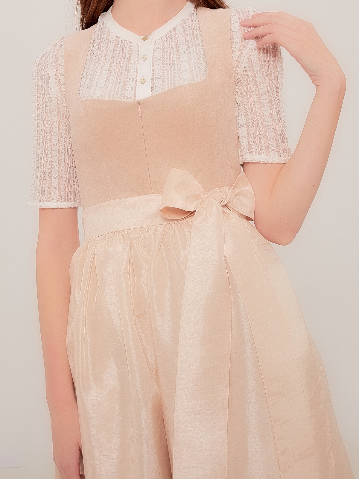 Grün Rosa Dirndl mit beigen Accessoires