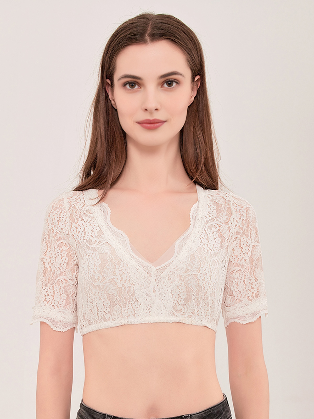 Schwarzes Dirndl aus Samt mit weißer Bluse