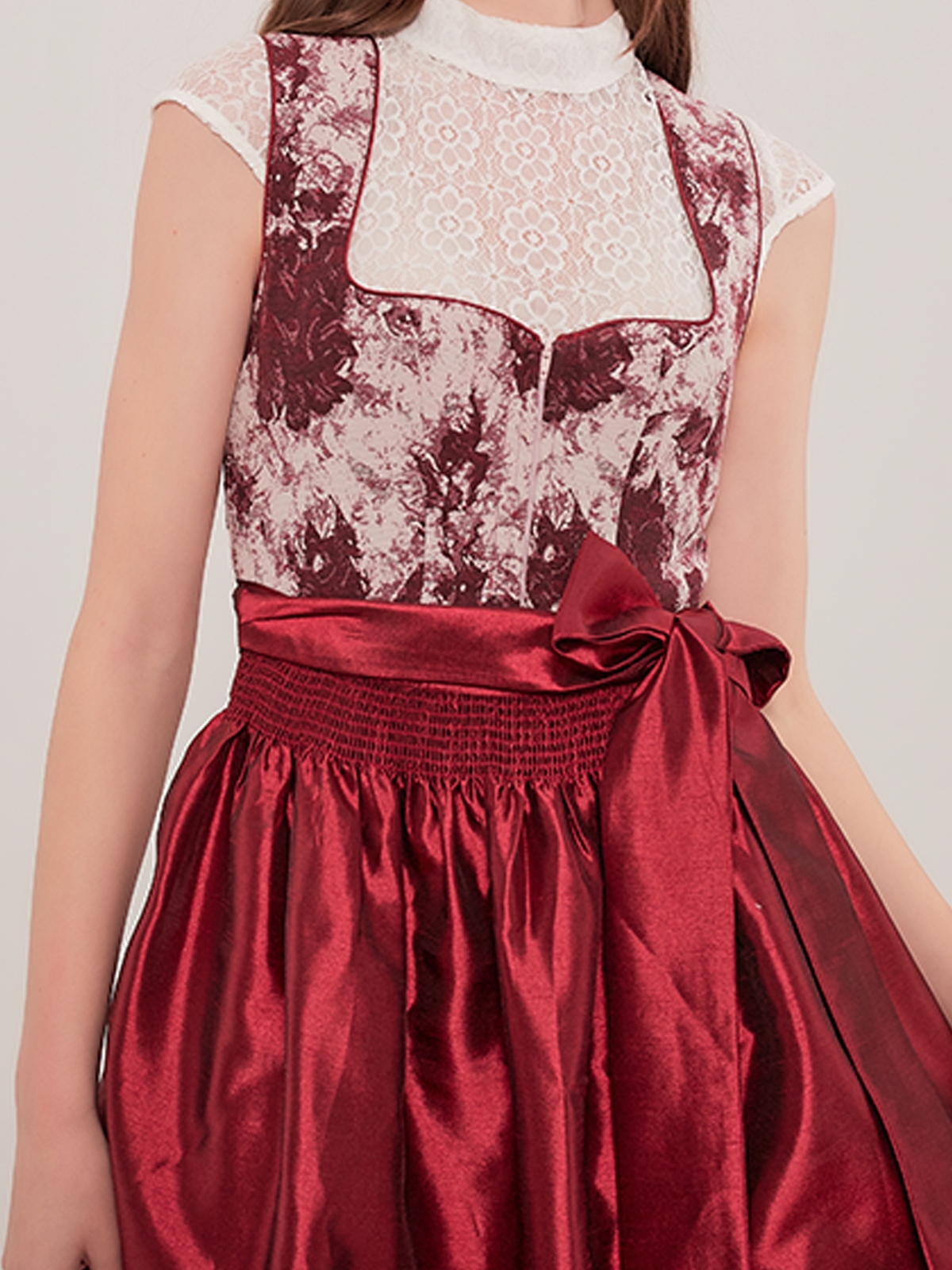 Moderne Dirndlbluse in Rot