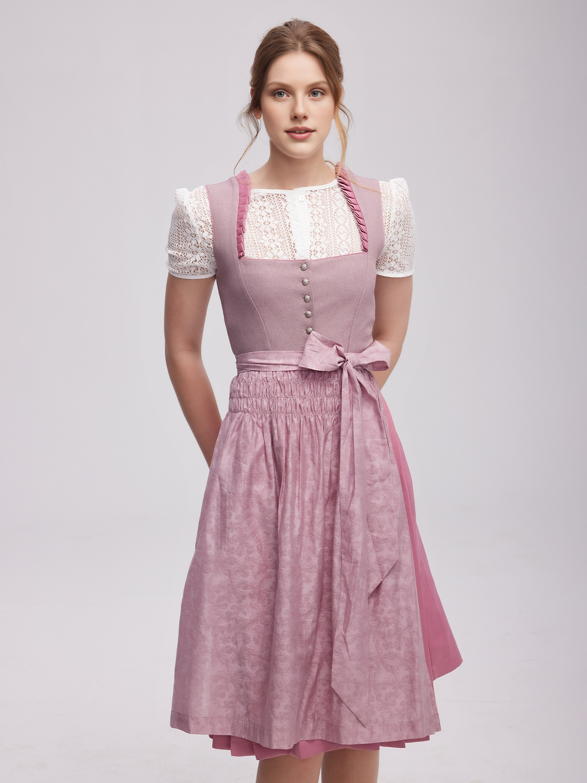 Lila Dirndl mit perfekter Passform