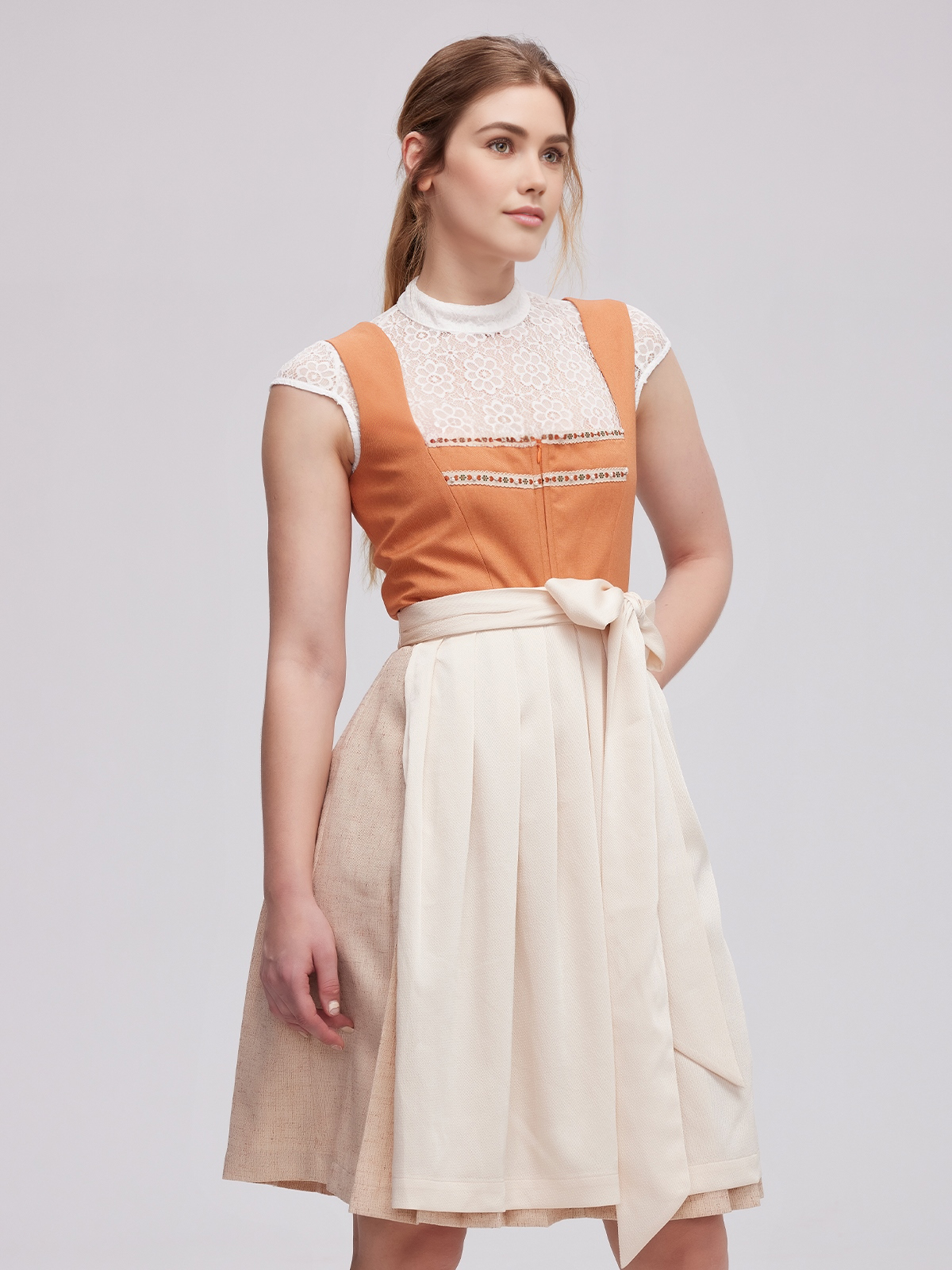 Olivgrünes Dirndl mit modernem Schnitt