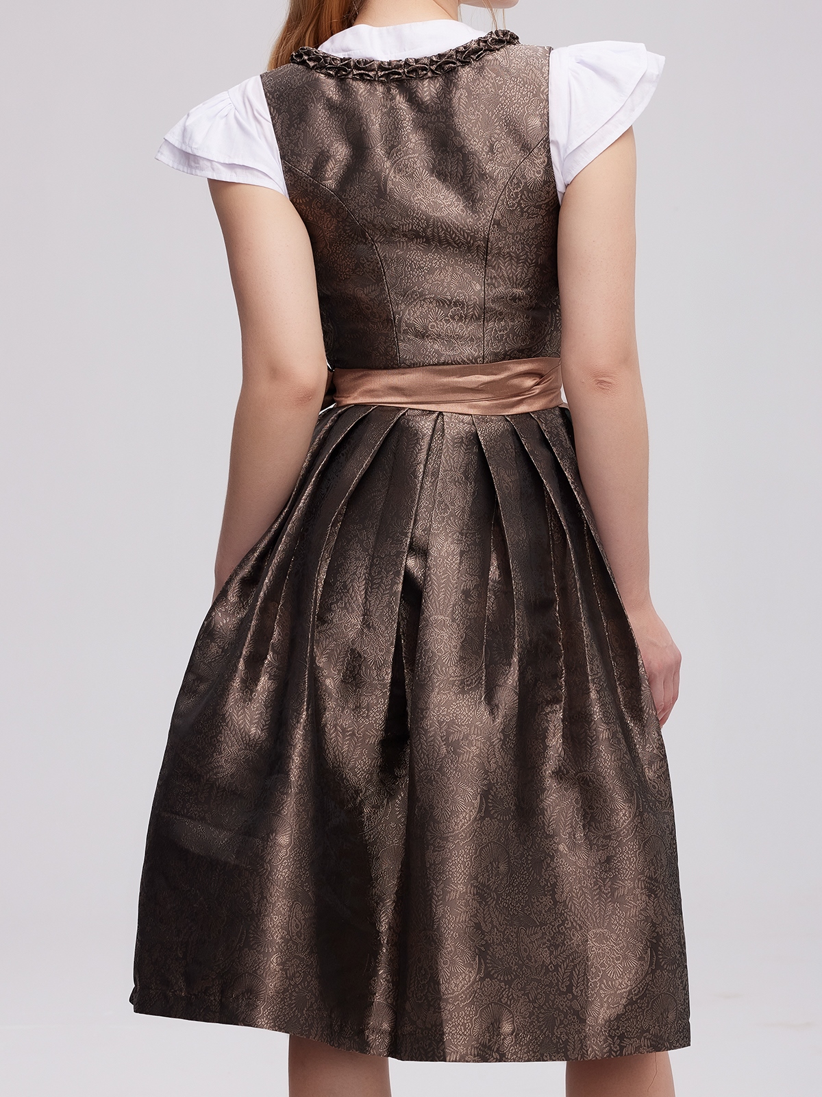 Graues Dirndl mit modernem Schnitt