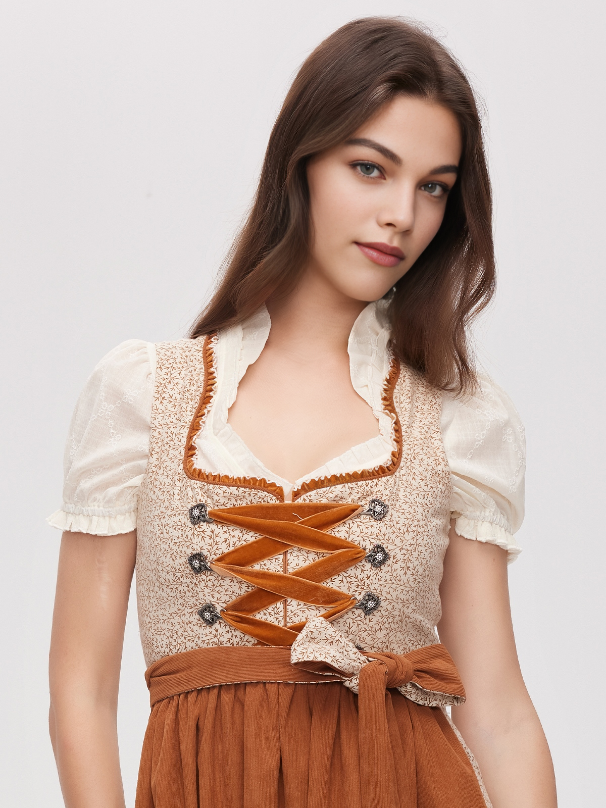 Samt Dirndl Beige mit eleganter Schürze