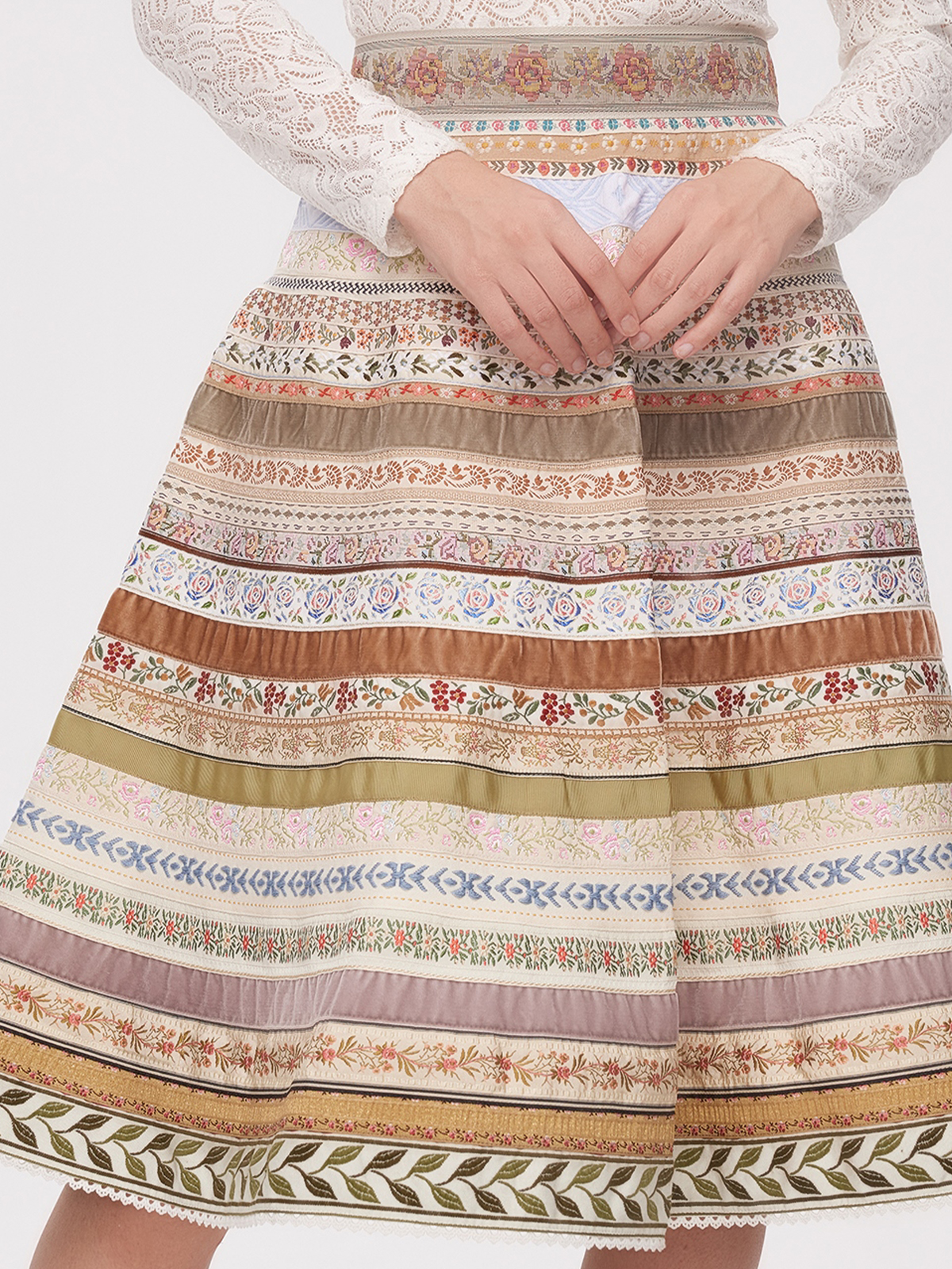 Ein elegantes rot-schwarzes Dirndl mit traditionellem Schnitt