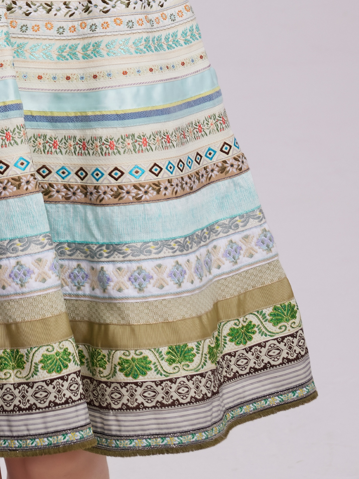 Ein elegantes SamtDirndl in Grün