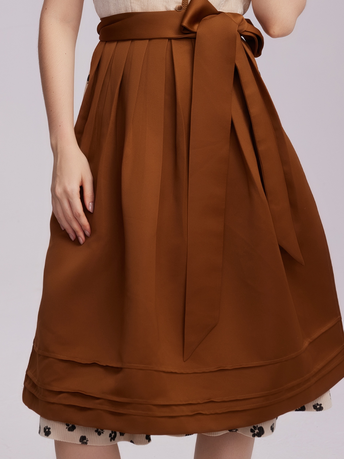Modernes Dirndl in Braun