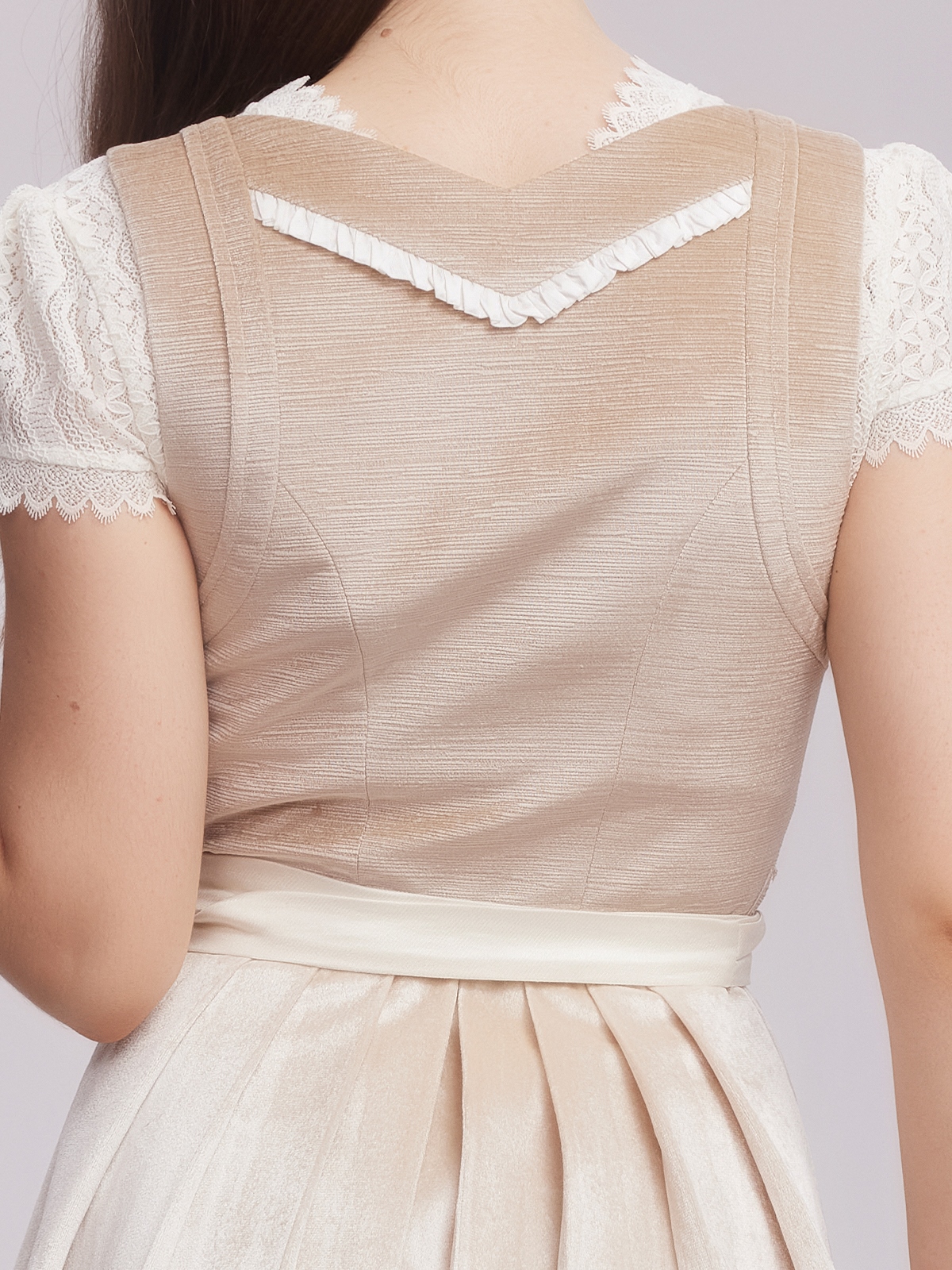 Traditionelles Dirndl in Braun mit feinen Details