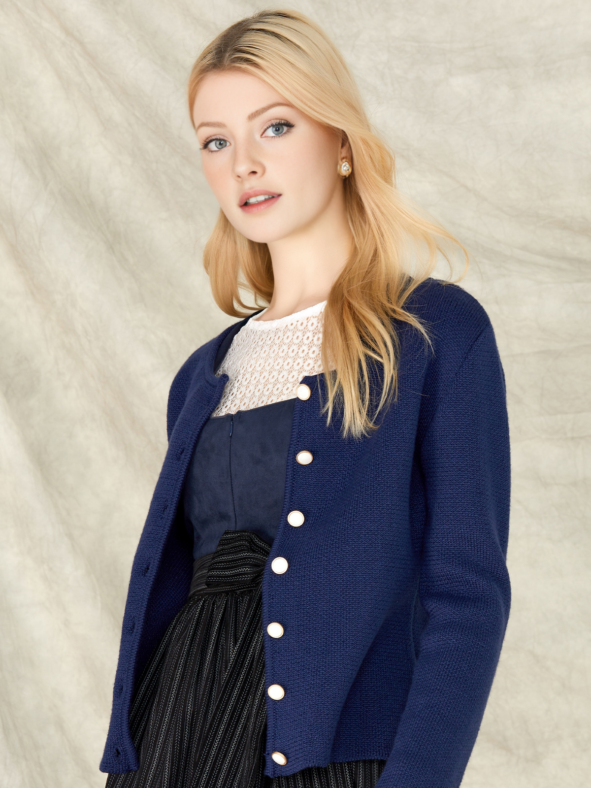 Modernes Dirndl in Marineblau