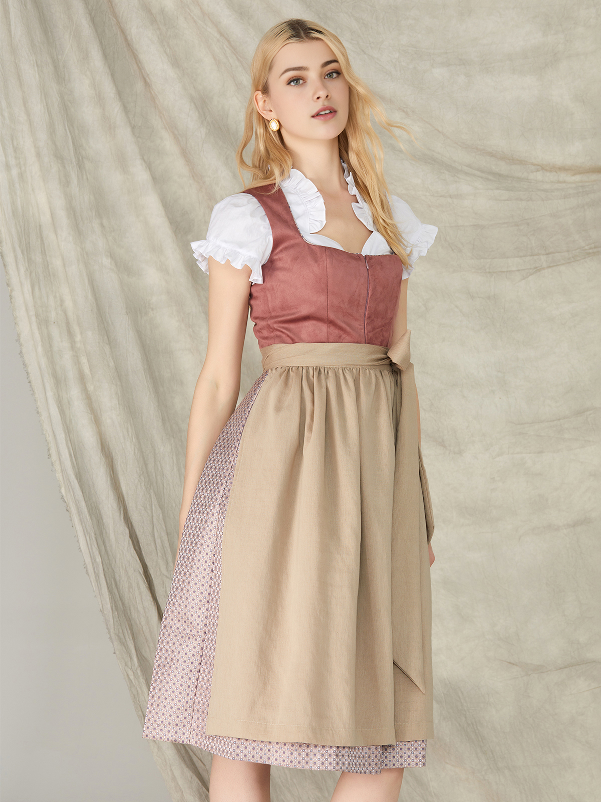 Modernes oranges Dirndl mit femininem Schnitt