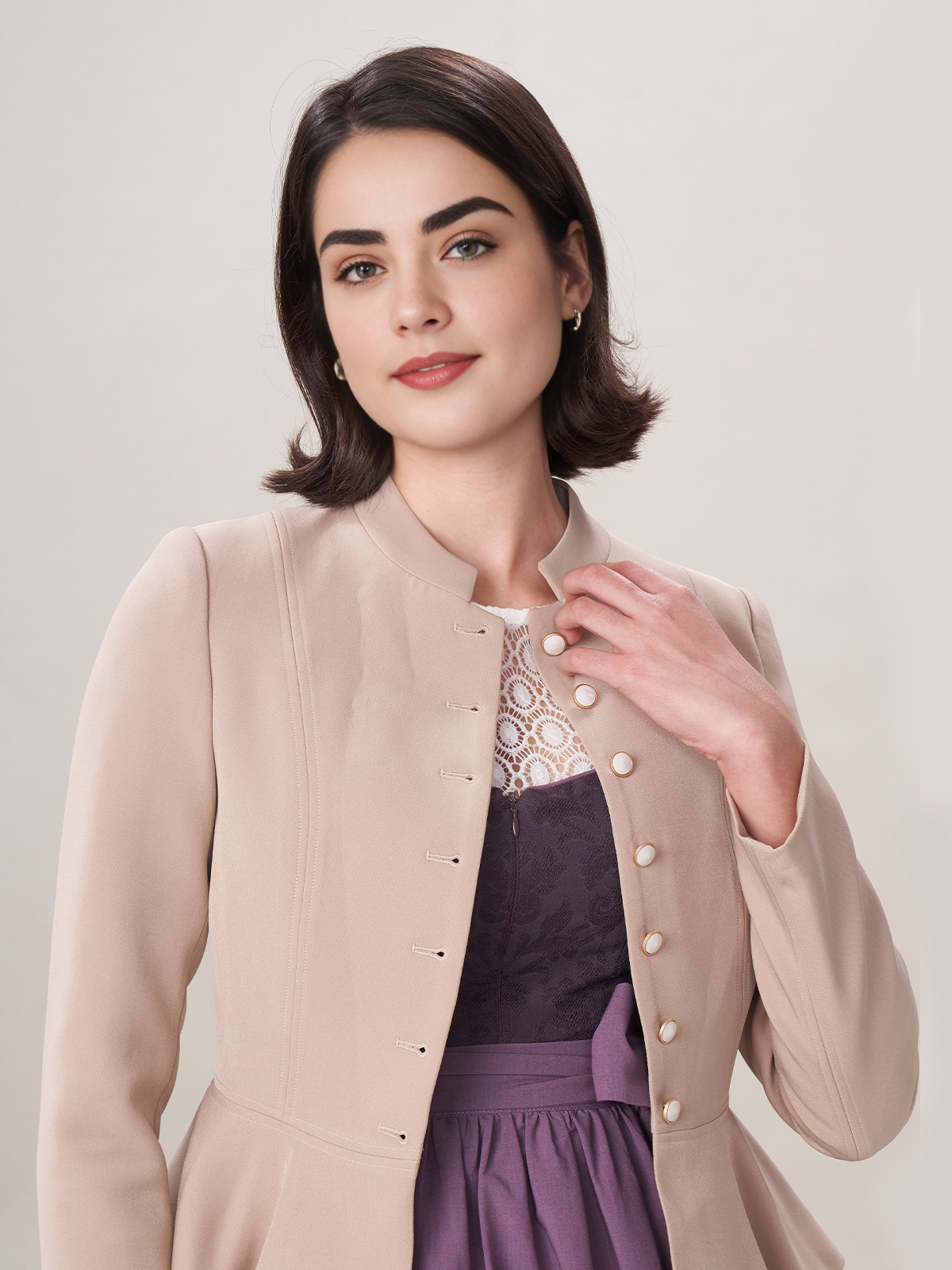 Ein elegantes braunes Dirndl mit raffinierten Details