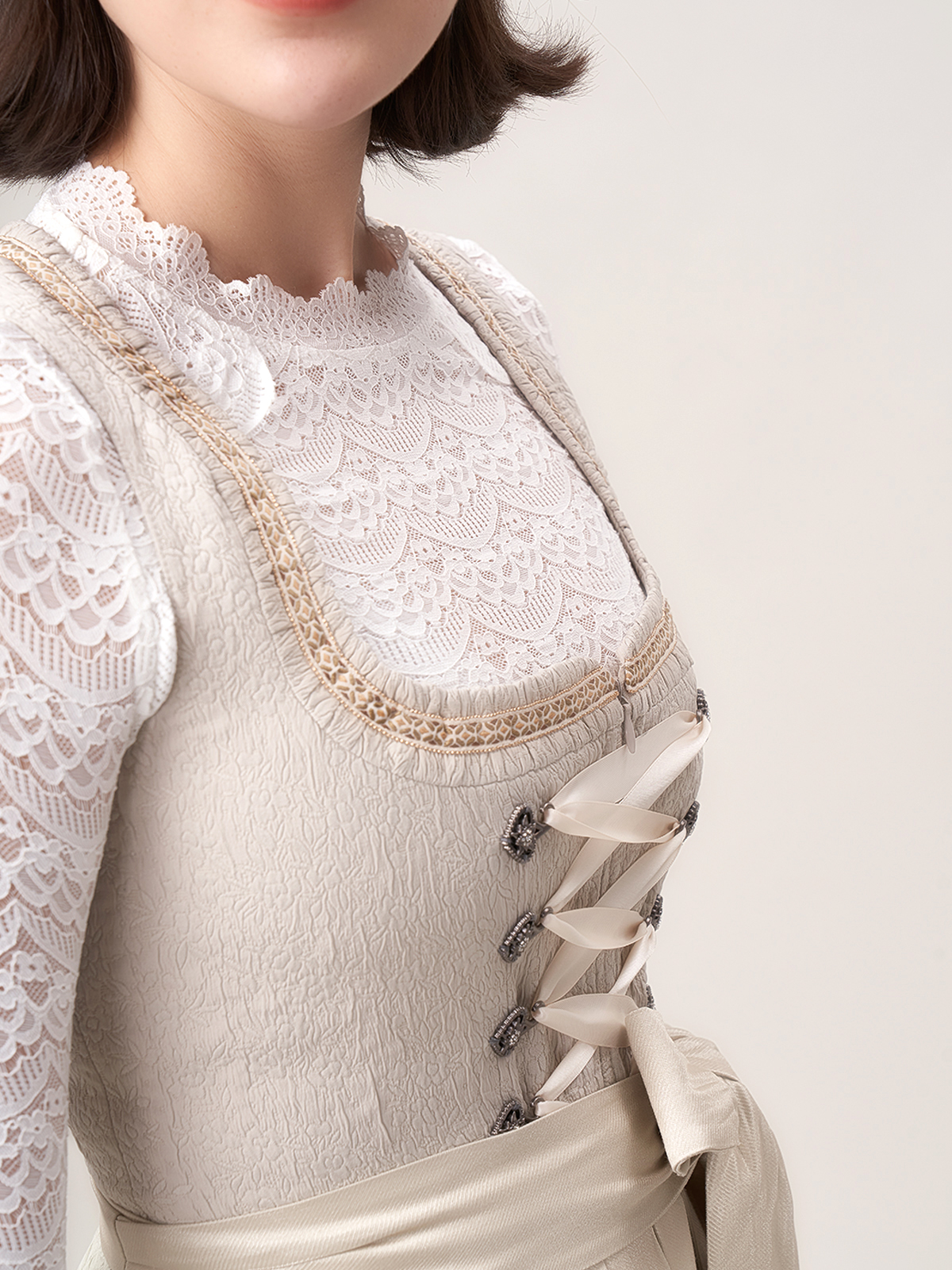 Weinrote Dirndlbluse mit traditionellem Design