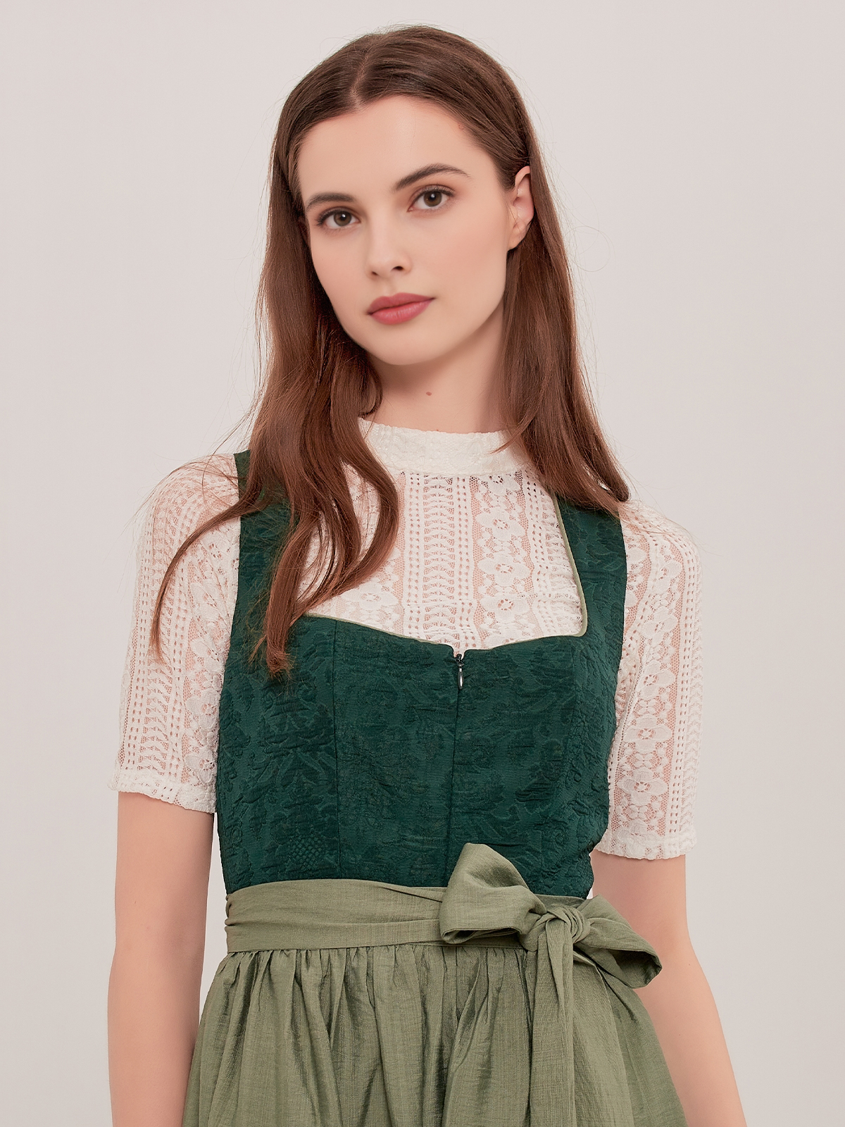 Ein grünes Ehreer Dirndl mit floralen Details