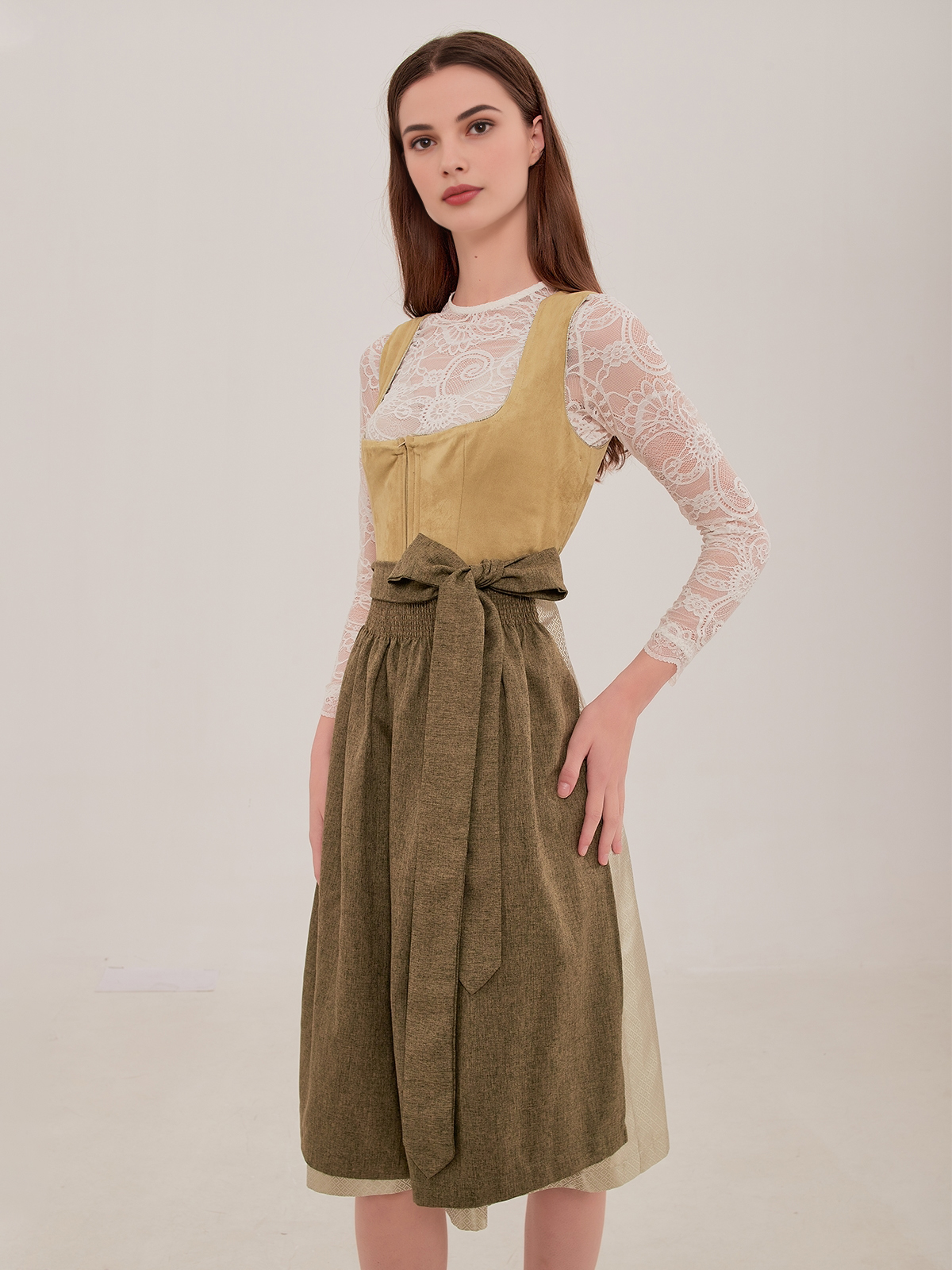 Modernes Dirndl in Grün – ein Blickfang für jeden Anlass