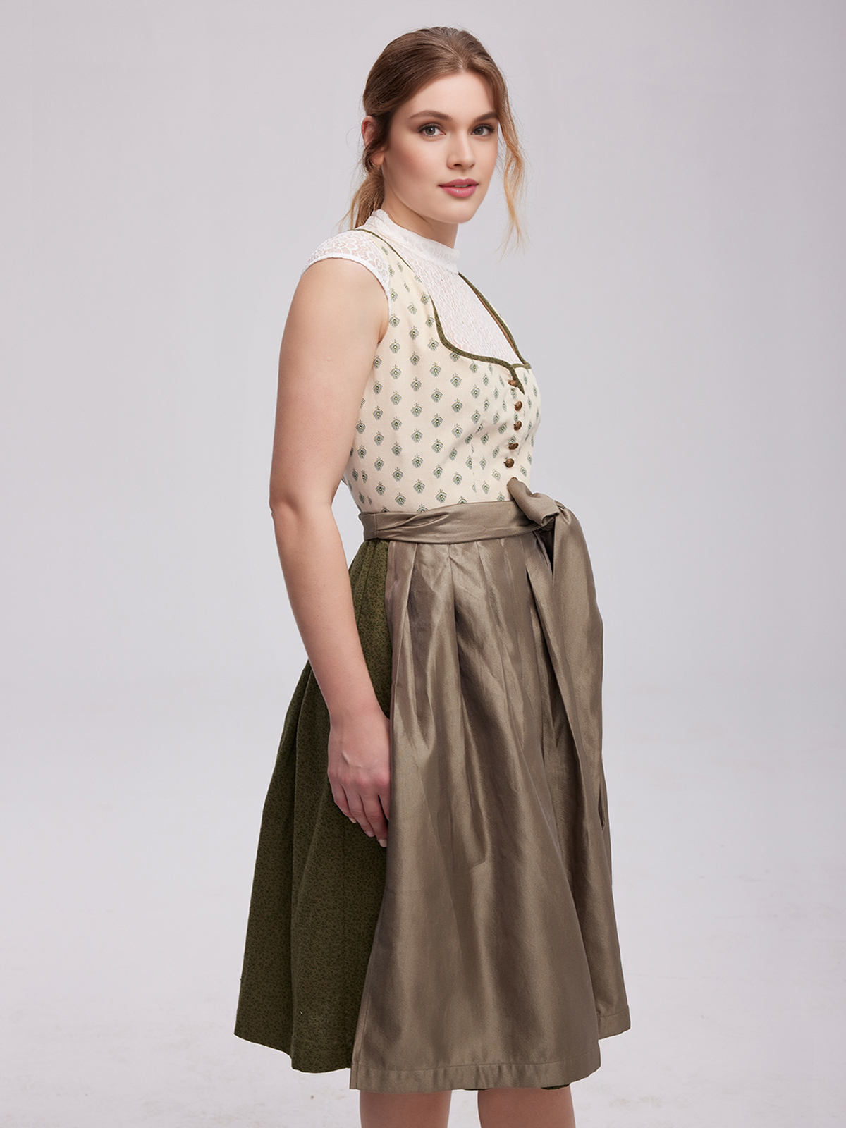 Modernes Dirndl in Gelb mit raffiniertem Ausschnitt