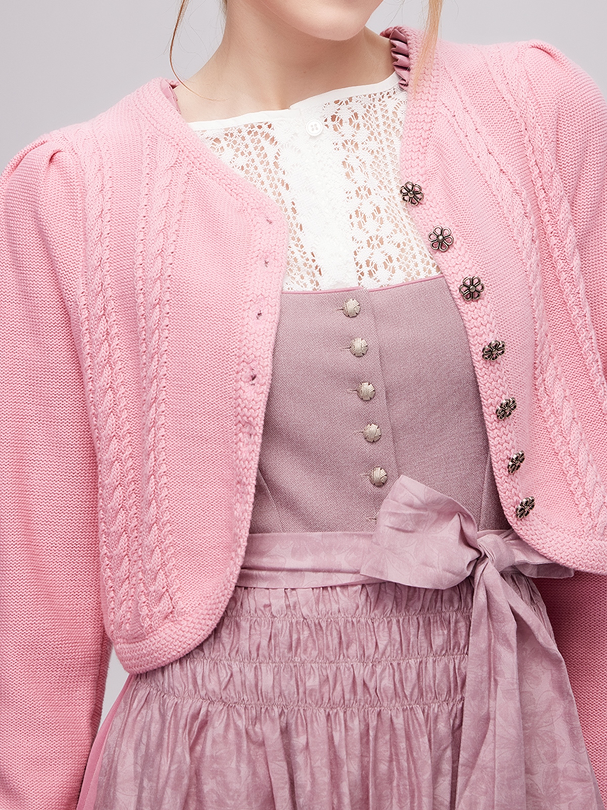 Dirndl in Hellblau mit floralen Details
