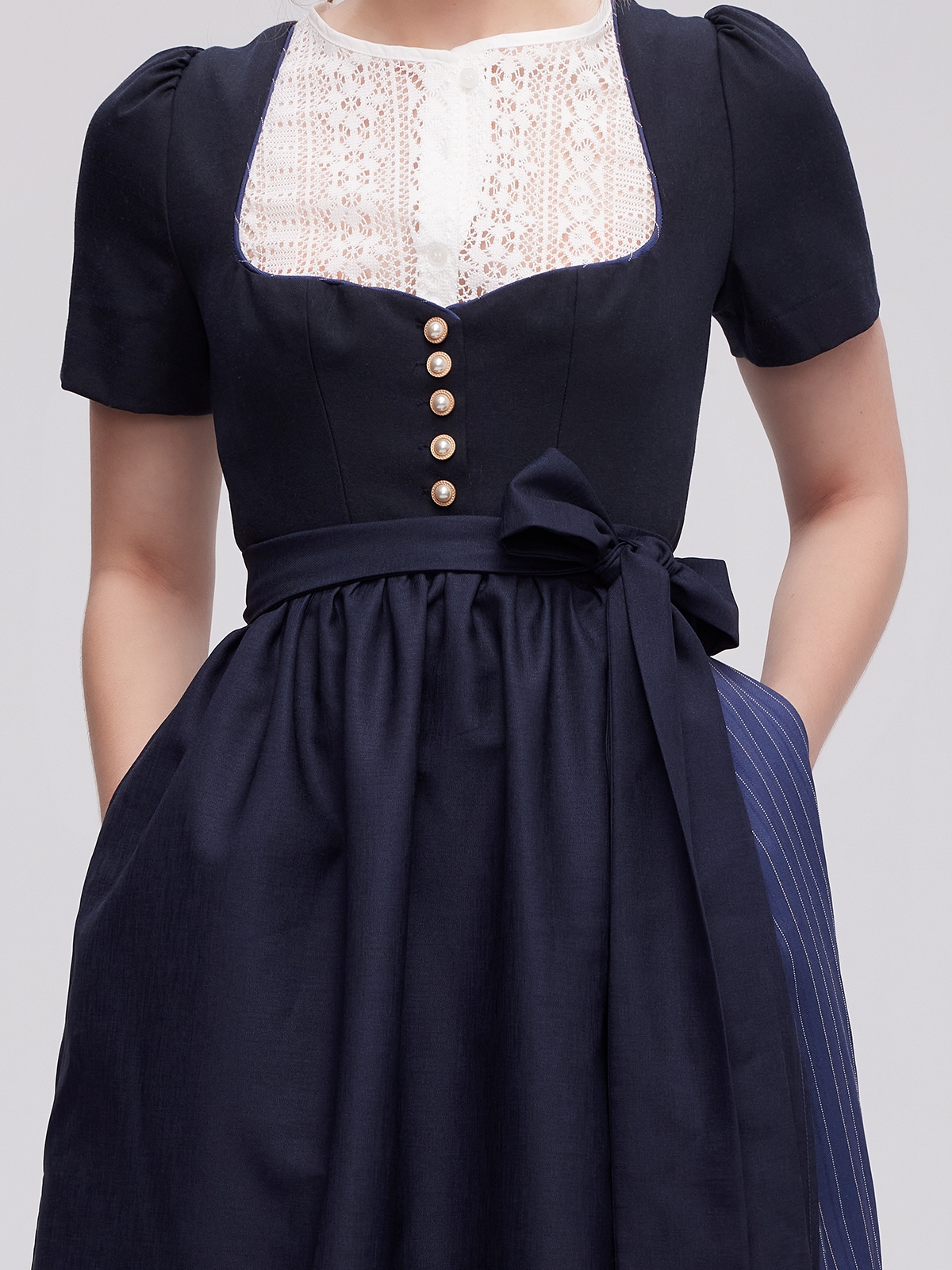 Dirndl Bluse in Blau mit hochgeschlossenem Schnitt