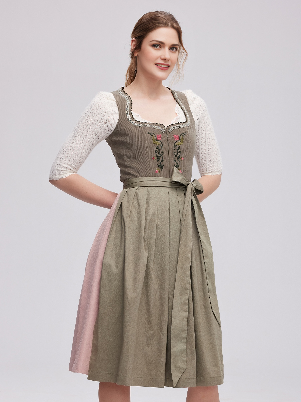 Modernes länge Dirndl in Grün – perfekt für den urbanen Stil