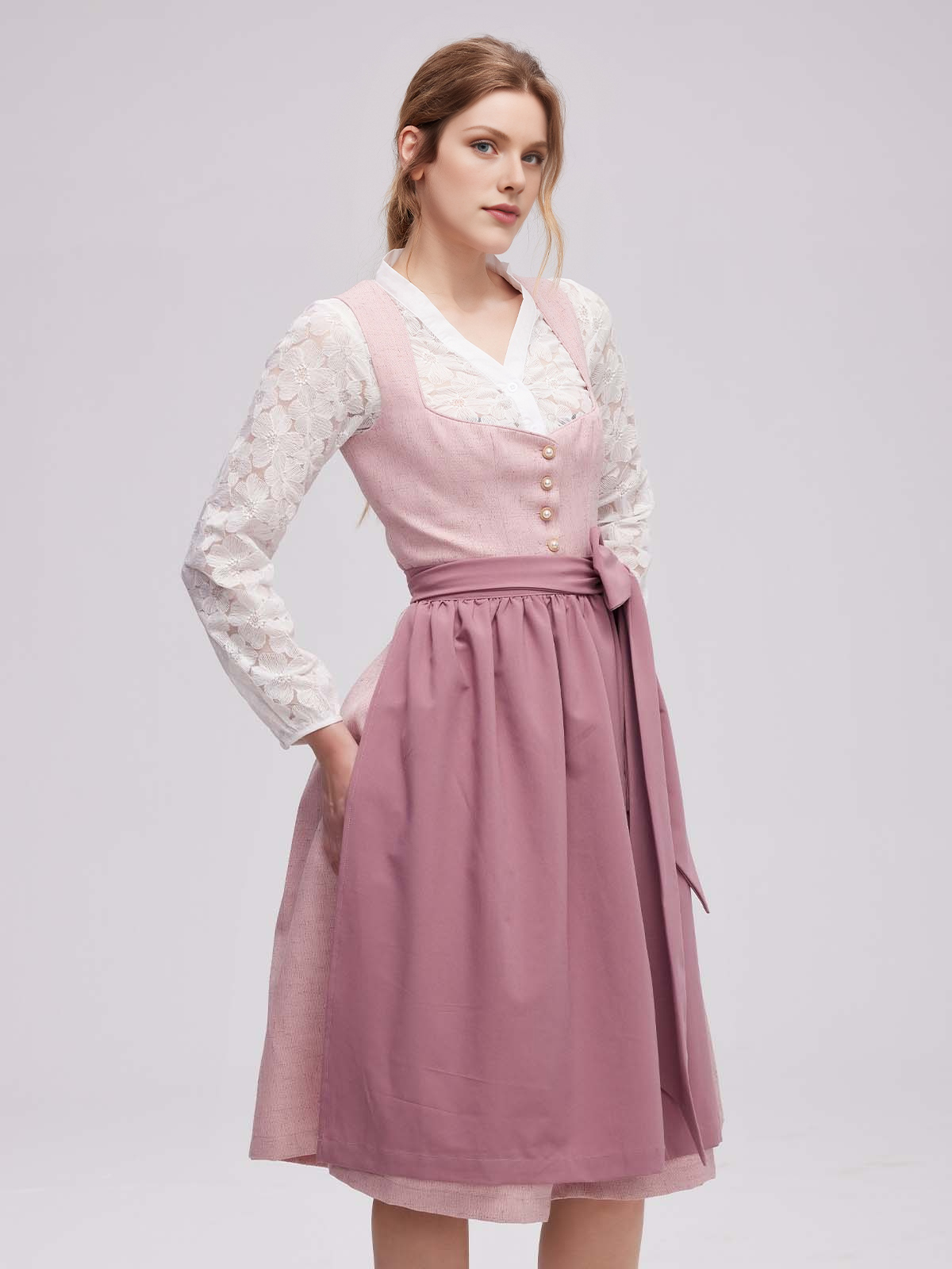 Modernes Dirndl in Rosa mit figurbetonter Silhouette
