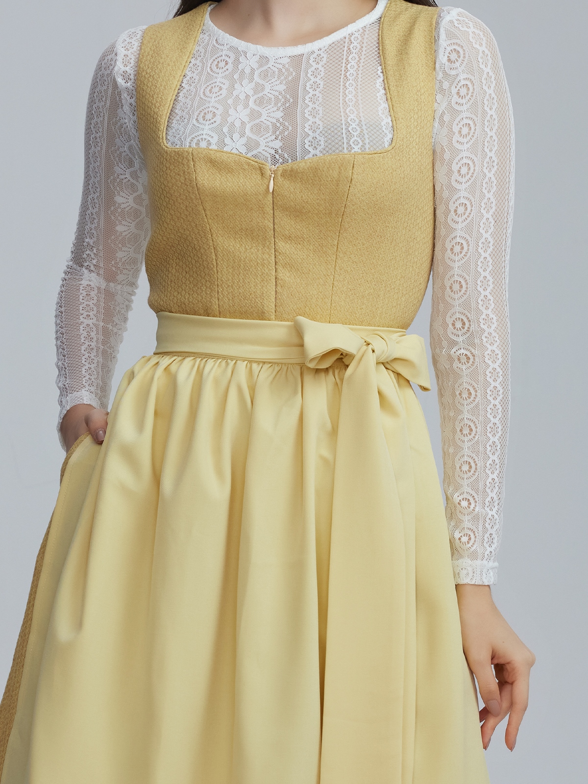 Kurze Dirndl in Gelb – modern und stilvoll