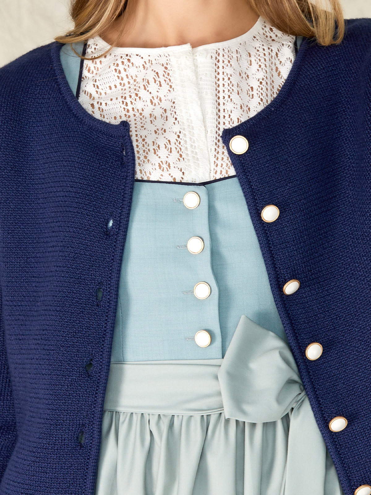 Dirndl in Marineblau – stilvoll und traditionell