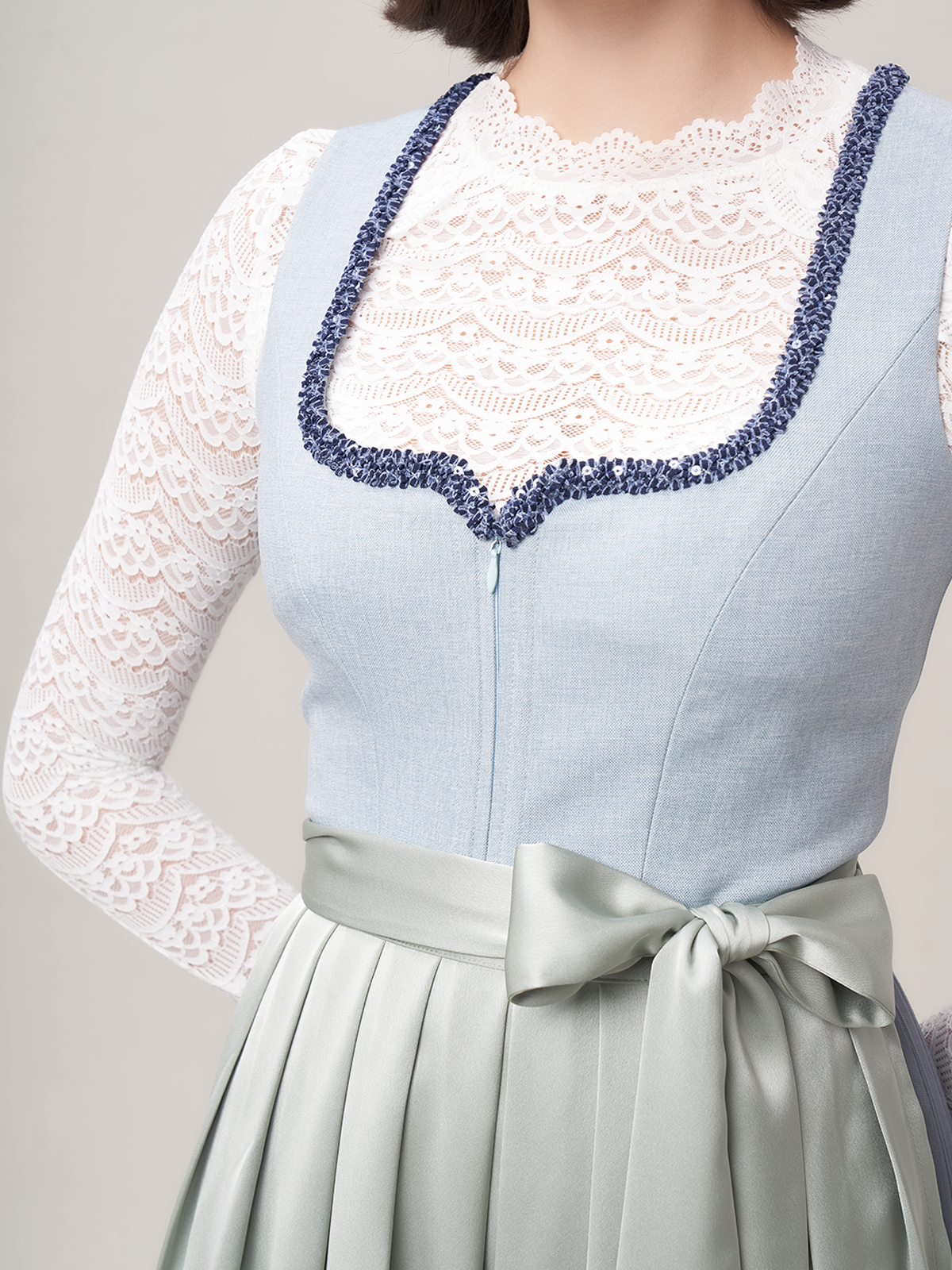 Blaues Dirndl mit traditioneller Schürze und modernem Schnitt